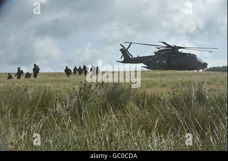 Soldaten des 1. Bataillons Royal Welsh ziehen von einem Merlin-Hubschrauber in Brecon ab, während sie vor ihrer Mission in Afghanistan Anfang Oktober an einer Trainingsübung vor dem Einsatz teilnehmen. Stockfoto