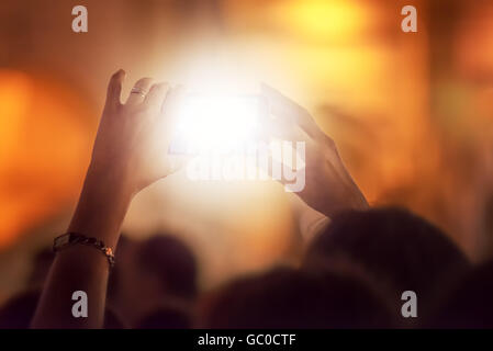 Frau nehmen Foto von Bühne, hands weiblich mit mobile smartphone Stockfoto