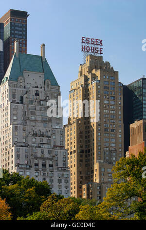 Die Essex House und Hampshire House im Morgenlicht über Central Park South im Herbst. Midtown Manhattan, New York City Stockfoto