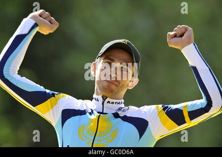 Tour de France-Sieger Alberto Contador aus Spanien reagiert auf das Podium nach der 21. Und letzten Etappe der Tour de France zwischen Montereau-Fault-Yonne und den Champs-Elysees in Paris. Stockfoto