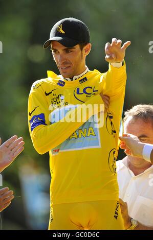 Tour de France-Sieger Alberto Contador aus Spanien setzt sich nach der 21. Und letzten Etappe der Tour de France zwischen Montereau-Fault-Yonne und den Champs-Elysees in Paris ins Gelbe Trikot. Stockfoto