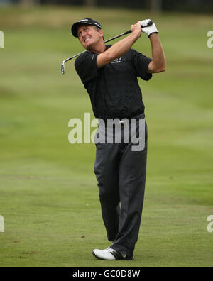 Golf - MasterCard Senior Open - Runde vier - Sunningdale Open. Der US-Amerikaner Fred Funk spielt seinen zweiten Schuss auf dem 17. Fairway während der vierten Runde der Mastercard Senior Open im Sunningdale Golf Club, Bkshire. Stockfoto