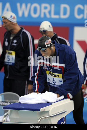 Der US-Amerikaner Michael Phelps bereitet sich während der FINA World Swimming Championships in Rom auf den Start der Männer-Freestyle im 4x100-m-Format vor. Stockfoto
