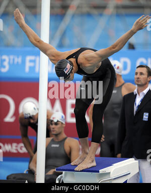 Der US-Amerikaner Michael Phelps bereitet sich auf den Start der Männer 4 x 100 m Freestyle während der FINA World Swimming Championships in Rom, Italien vor. Stockfoto