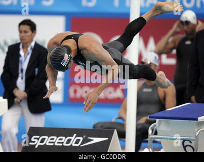 Schwimmen - FINA-Weltmeisterschaften 2009 - Tag Sieben - Rom. Der US-Amerikaner Michael Phelps bereitet sich beim Start der Männer-4 x 100 m-Freistil während der FINA-Weltmeisterschaften in Rom, Italien, vor. Stockfoto