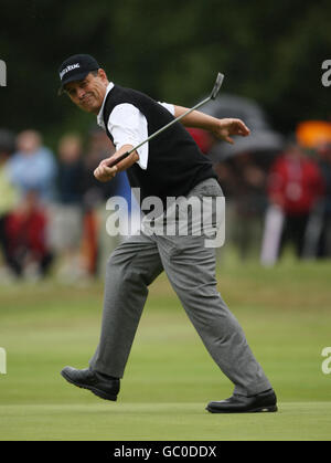 Der US-Amerikaner Loren Roberts feiert seinen Putt auf dem 18. Green während des 1. Play-off-Hole während der vierten Runde der Mastercard Senior Open im Sunningdale Golf Club, in der Grafschaft von berkshire. Stockfoto