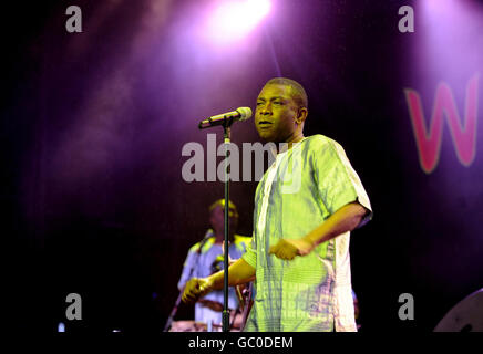 Youssou Ndour tritt während des Womad Festivals im Charlton Park, Wiltshire, auf der Open Air Bühne auf. Stockfoto