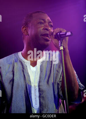 Youssou Ndour tritt während des Womad Festivals im Charlton Park, Wiltshire, auf der Open Air Bühne auf. Stockfoto