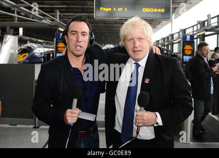 Christian O'Connell von Absolute Radio (links) und der Londoner Bürgermeister Boris Johnson während der Einführung des neuen Javelin Hochgeschwindigkeitszuges, der von Kings Cross Station nach Stratford Station in 7 Minuten fahren wird. Stockfoto