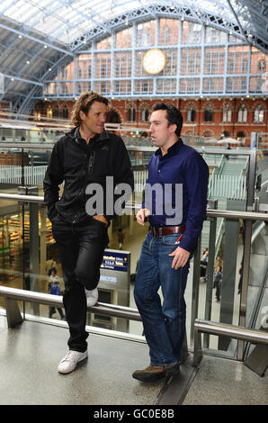 James Cracknell (links) und Christian O'Connell von Absolute Radio während der Einführung des neuen Javelin Hochgeschwindigkeitszuges, der von Kings Cross Station nach Stratford Station in 7 Minuten fahren wird. Stockfoto