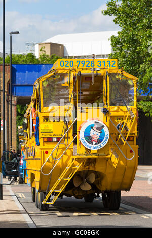 Rückansicht des London Duck Tours Amphibienfahrzeug geparkt in der Busspur bei Waterloo, London im Juli Stockfoto