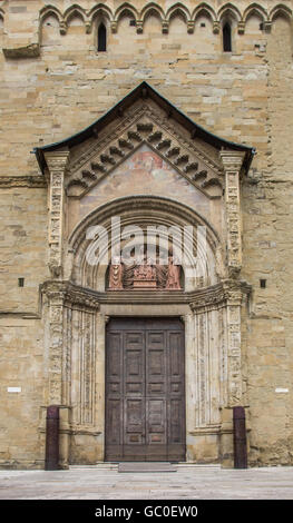 Tür auf den Dom im Zentrum von Arezzo, Italien Stockfoto