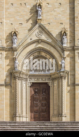 Tür auf den Dom im Zentrum von Arezzo, Italien Stockfoto