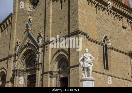 Statue vor dem Dom in Arezzo, Italien Stockfoto