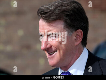 Lord Mandelson besucht Cambridge. Wirtschaftsminister Lord Mandelson bei einem Besuch bei Visual Planet in Cambridge, Cambridgeshire. Stockfoto
