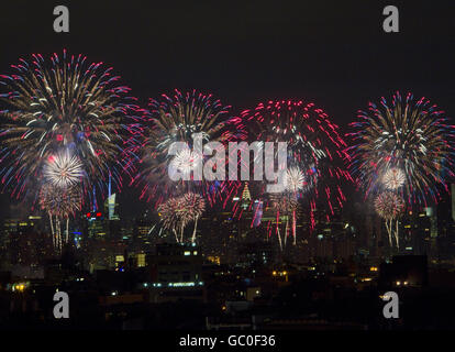 Macys Feuerwerk 2015 in New York City von Williamsburg, Brooklyn. Stockfoto