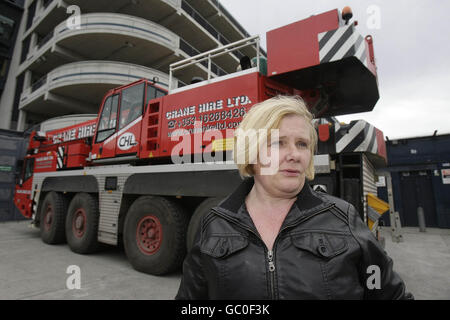 Die örtliche Anwohnerin Barbara ward beschwert sich, dass schwere Anlagen nach dem Konzert der Rockgruppe U2 am Veranstaltungsort in Dublin das Croke Park Stadion verlassen können. Die Anwohner sind wütend, dass der Stadtrat von Dublin kontinuierliche 44-Stunden-Arbeiten zugelassen hat, um die riesige Bühne der Band zu demontieren und dann ein Spielfeld neu zu Rasen. Stockfoto