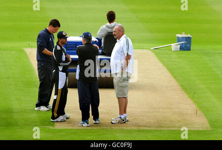 Australiens Kapitän Ricky Ponting schaut sich die Falte nach einer Netzsitzung an, während der ehemalige Spieler Mervyn Hughes (rechts) in Edgbaston, Birmingham, zuschaut. Stockfoto