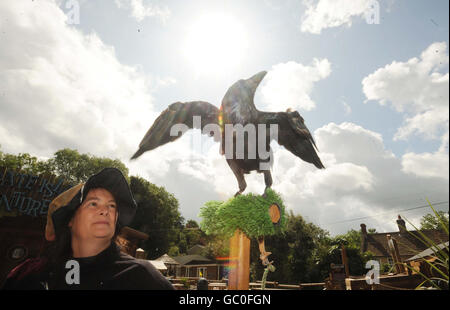 Helen Chadfield aus Bath mit ihrem vierjährigen Raven rief „Bran“ an, bevor sie für den Job einer traditionellen grünen bösen Hexe in den Wookey Hole Caves in der Nähe von Wells in Somerset vorsprach. Stockfoto