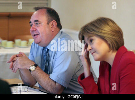 Der erste Minister Alex Salmond und die Gesundheitsministerin Nicola Sturgeon (rechts) während eines schottischen Kabinettsbeffens im Melrose Rugby Club, dem jüngsten Austragungsort der Sommertour durch Schottland. Stockfoto