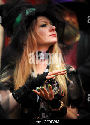 Carla Calamity aus Shepton Mallet, die für den Job einer traditionellen grünen bösen Hexe in den Wookey Hole Caves, nahe Wells, in Somerset vorsprechen. Stockfoto