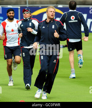 Englands Andrew Flintoff (rechts), Ian Bell (Mitte) und Monty Panesar (links) während einer Nets-Session in Edgbaston, Birmingham. Stockfoto