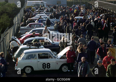 In Brooklands in Surrey sehen die Massen die Autos der Wettbewerber. 180 Teilnehmer aus ganz Großbritannien versammelten sich auf der Rennstrecke in Weybridge zum Start der Monte-Carlo Challenge 1998 - der größten Oldtimer-Rallye Europas. Stockfoto