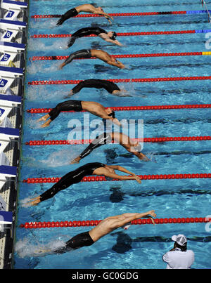 Der Start der Männer-200m-Rückenheat während der FINA-Weltmeisterschaft im Schwimmen in Rom, Italien. Stockfoto