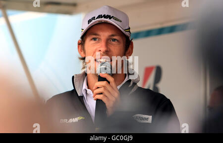 Der britische Formel-1-Pilot Jenson Button beantwortet Fragen von Fans auf der Bridgestone Driving Nation Roadshow am Centenary Square in Birmingham. Stockfoto