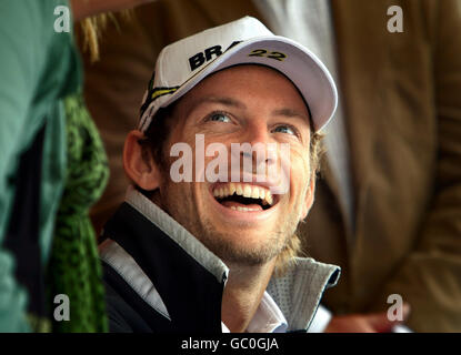 Der britische Formel-1-Pilot Jenson Button beantwortet Fragen von Fans auf der Bridgestone Driving Nation Roadshow am Centenary Square in Birmingham. Stockfoto