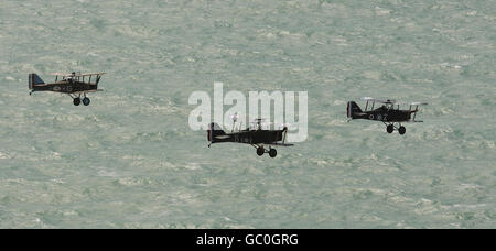 Drei nachgebaute Kampfflugzeuge des Ersten Weltkriegs SE5A fliegen nach dem Trauerdienst für den Veteranen des Ersten Weltkriegs, Henry Allingham, in der St. Nichola' Church in Brighton, East Sussex, an Brighton vorbei. Stockfoto