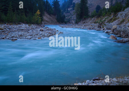 Schöne Baspa Fluss fließt durch Sangla Tal von Himachal Pradesh Stockfoto