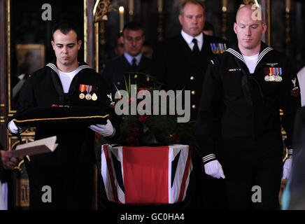 Kleinoffizier 3. Klasse Michael Gray (links) und sein Bruder Kleinoffizier 2. Klasse Brent Gray von der US-Marine, während der Beerdigung ihres Urgroßvaters, WWI-Veteran Henry Allingham, in der St. Nicholas' Church in Brighton, East Sussex. Stockfoto