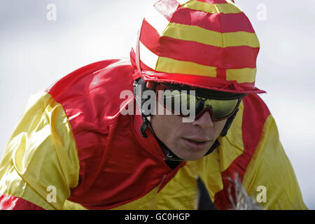 Jockey Denis O'Regan während der Signature Novice Hürde während des Sommerfestivals auf der Galway Racecourse, Galway. Stockfoto