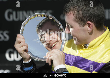 Der Jockey Steven Gray feiert mit der Arther Guinness Galway Handicap Platte, nachdem er Bahrain Storm zum Sieg beim Sommerfest auf der Galway Rennbahn in Galway gefahren ist. Stockfoto