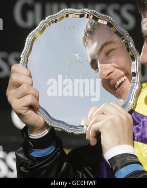 Der Jockey Steven Gray feiert mit der Arther Guinness Galway Handicap Platte, nachdem er Bahrain Storm zum Sieg beim Sommerfest auf der Galway Rennbahn in Galway gefahren ist. Stockfoto