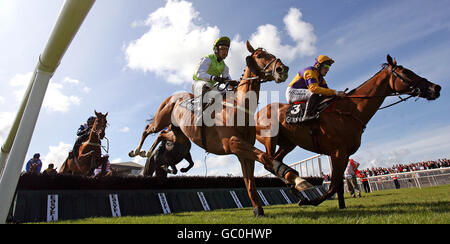 Pferderennen - Galway Summer Festival - Tag Vier - Galway. Das Feld springt den ersten Zaun in der Arther Guinness Galway Handicap-Platte während des Sommerfestivals auf der Galway Rennbahn, Galway. Stockfoto