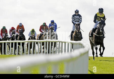 Jockey Steven Gray (links) reitend Bahrain Storm zum Sieg in der Arther Guinness Galway Handicap Hürde während des Sommerfestivals auf der Galway Rennbahn, Galway. Stockfoto