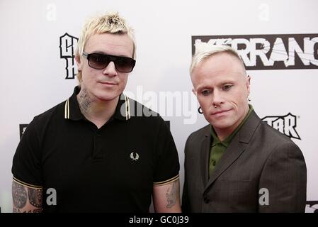 Liam Howlett und Keith Flint (rechts) von The Prodigy kommen am Kerrang an! Auszeichnungen, in der Brauerei, London. DRÜCKEN SIE VERBANDSFOTO. Bilddatum: Montag, 3. August 2009. Das Foto sollte lauten: Yui Mok/PA Wire Stockfoto