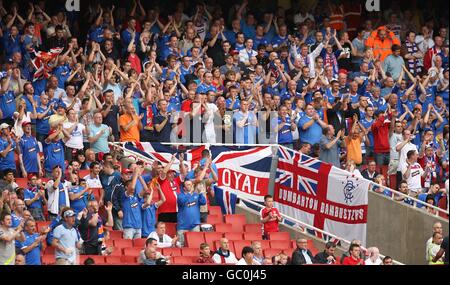 Fußball - Emirates Cup 2009 - Rangers gegen Paris Saint-Germain - Emirates Stadium. Die Rangers-Fans auf der Tribüne jubeln ihrem Team zu Stockfoto