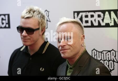 Kerrang Awards 2009 - London. Liam Howlett und Keith Flint (rechts) von The Prodigy kommen am Kerrang an! Auszeichnungen, in der Brauerei, London. Stockfoto