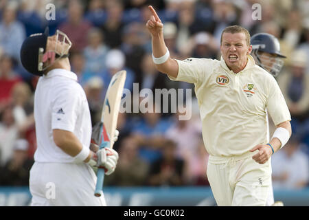 Cricket - The Ashes 2009 - npower First Test - Tag 1 - England gegen Australien - Sophia Gardens. Der Australier Peter Saddle feiert Bowling Englands Matt Prior Stockfoto