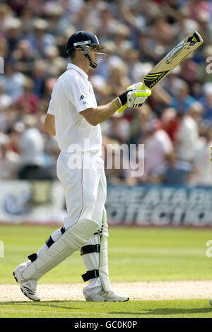 Cricket - The Ashes 2009 - npower First Test - Tag 1 - England gegen Australien - Sophia Gardens. Der englische Kevin Pietersen feiert das Erreichen von 50 Stockfoto