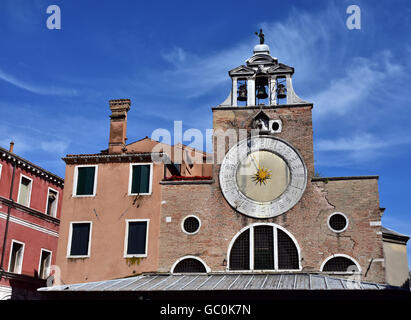 Alte mittelalterliche Uhr San Giacomo di Rialto und Glockenturm auf dem Marktplatz, die älteste Kirche in Venedig Stockfoto