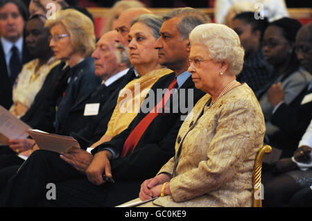 Die britische Königin Elizabeth II. Hört eine Aufführung der Commonwealth Cantata im Ballroom, während sie einen Empfang anlässlich des 60. Jahrestages der Commonwealth London Declaration im Buckingham Palace, London, veranstaltet. Stockfoto