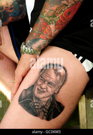 Newcastle-Fan George Wright, 45, aus Chapel House, in Newcastle, zeigt seine Hommage an Sir Bobby Robson, indem er Robsons Bild auf seinen linken Oberschenkel tätowieren ließ. Stockfoto