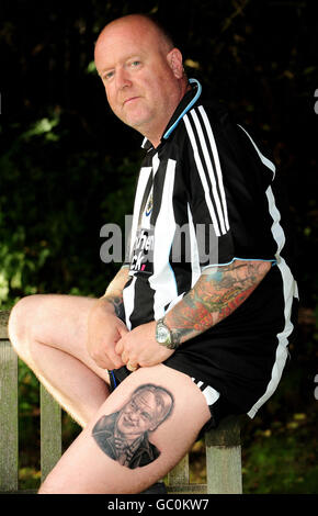 Newcastle-Fan George Wright, 45, aus Chapel House, in Newcastle, zeigt seine Hommage an Sir Bobby Robson, indem er Robsons Bild auf seinen linken Oberschenkel tätowieren ließ. Stockfoto