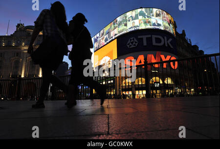 Allgemeine Ansicht der Anzeigen am Piccadilly Circus in London. Stockfoto