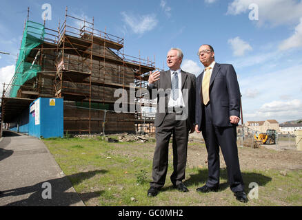 Der Minister für Wohnungswesen Alex Neil (links) und Fife-Ratsmitglied Tony Martin bei einem Besuch eines Sanierungsprojekts im Stadtzentrum von Lochgelly, als er ein 40-Meter-Programm aufdeckt, um den Hauptstraßen bei der Wirtschaftskrise zu helfen. Stockfoto