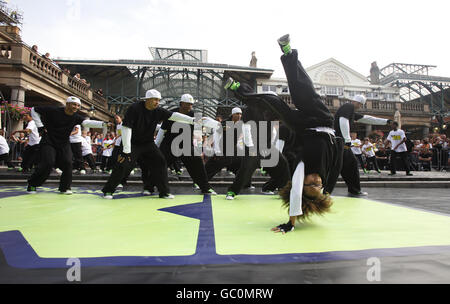 Die britischen Gewinner von Got Talent Diversity führen im Londoner Covent Garden eine einmalige Tanzroutine durch, um die Einführung von Disney XD, einem neuen Fernsehsender von Disney, zu fördern, der am 31. August auf die Leinwand kommt. Stockfoto